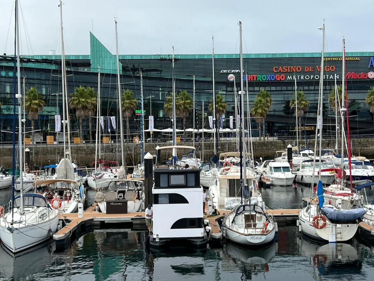 Отель Casa Flotante En El Puerto De Vigo - Different Charter Экстерьер фото