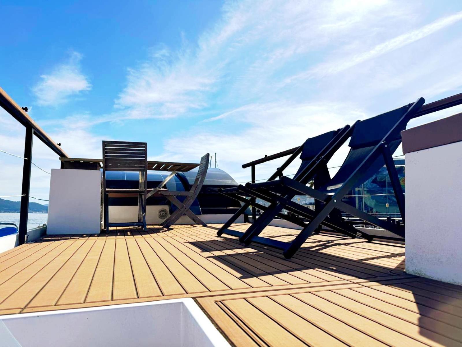Отель Casa Flotante En El Puerto De Vigo - Different Charter Экстерьер фото